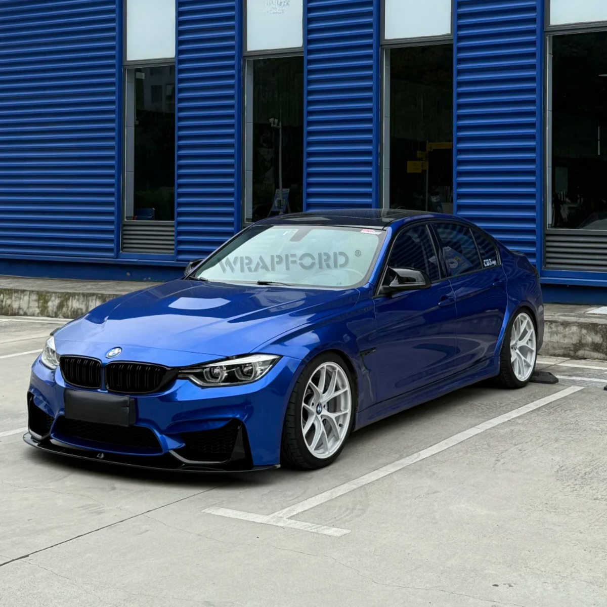 Lesklá metalická modrá samoopravná fólie