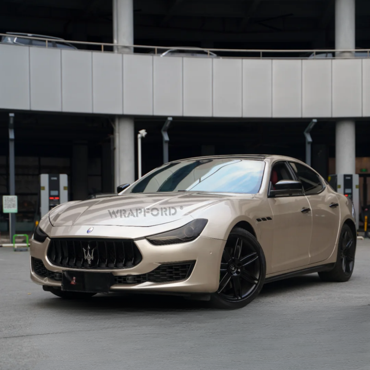 Lesklá metalická tmavě šampaňská samoopravná fólie