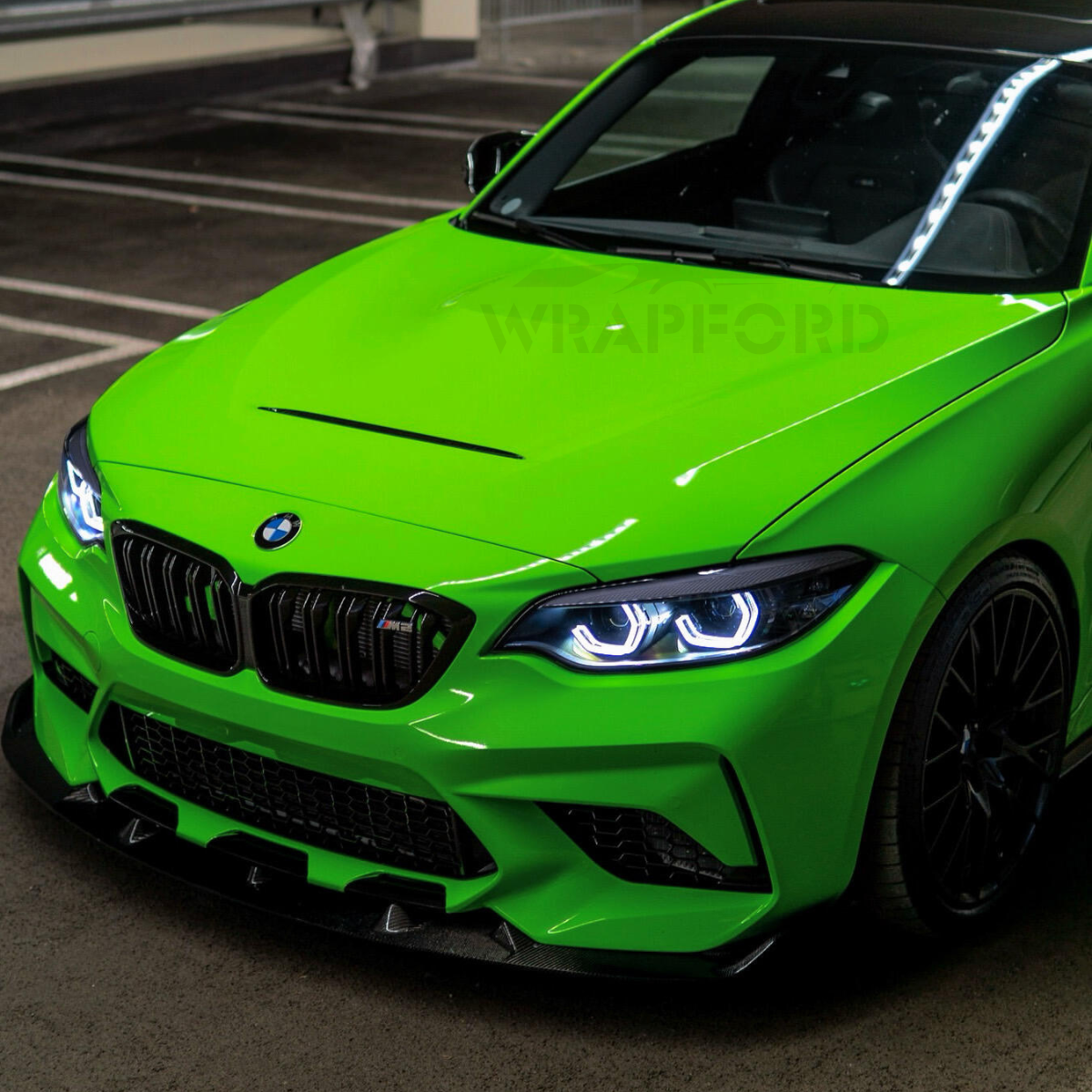 Autofolierung in glänzendem Metallic-Elektrogrün