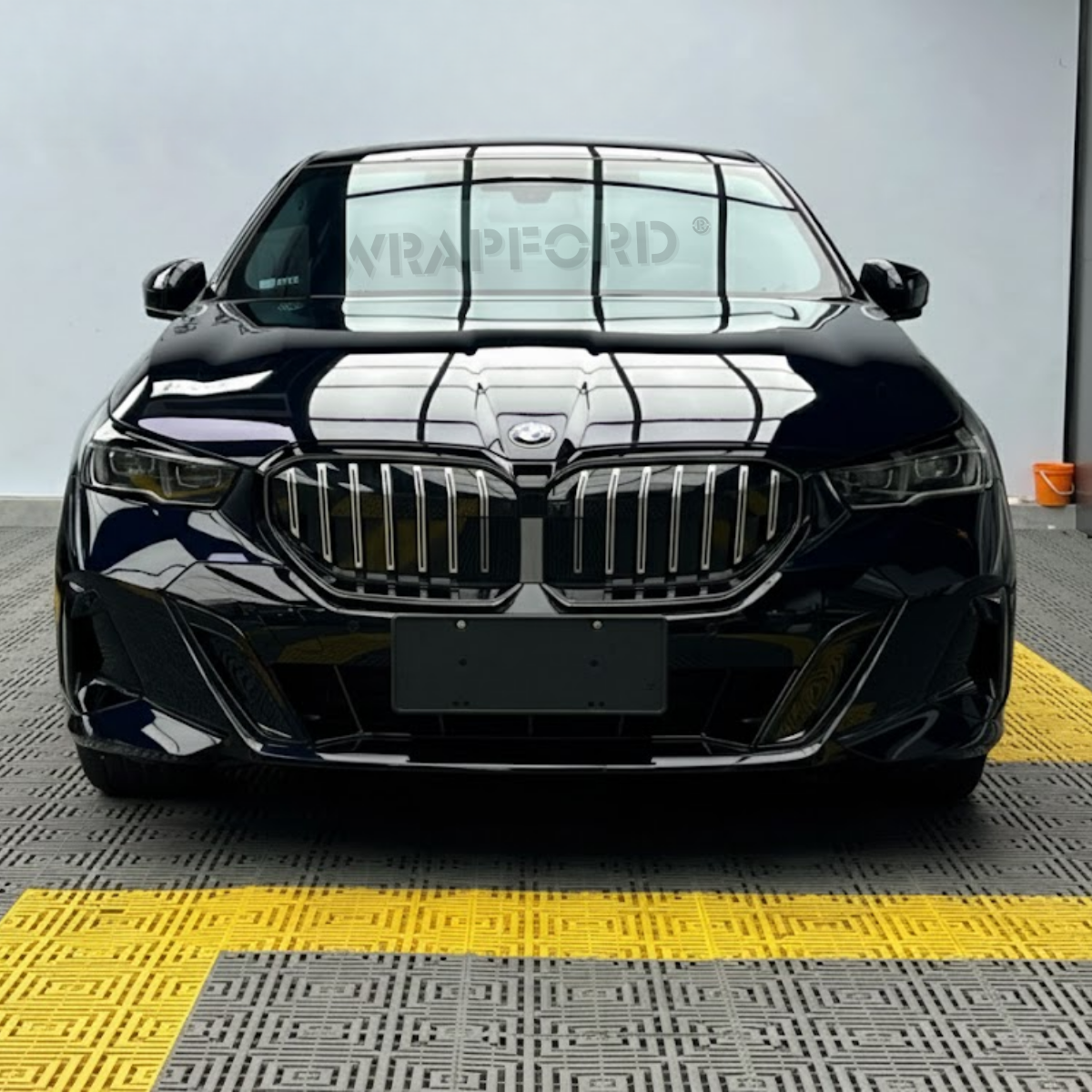 Vysoce lesklá obsidiánově černá samoopravná fólie