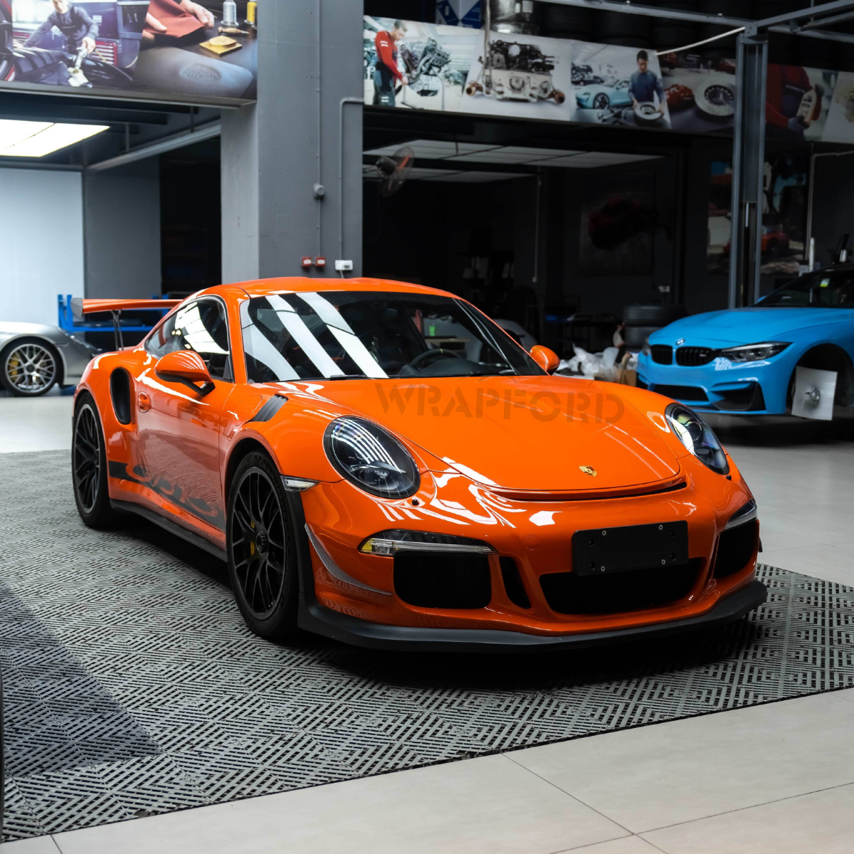 Hochglänzende Autofolie aus Vinyl in Speed ​​Orange