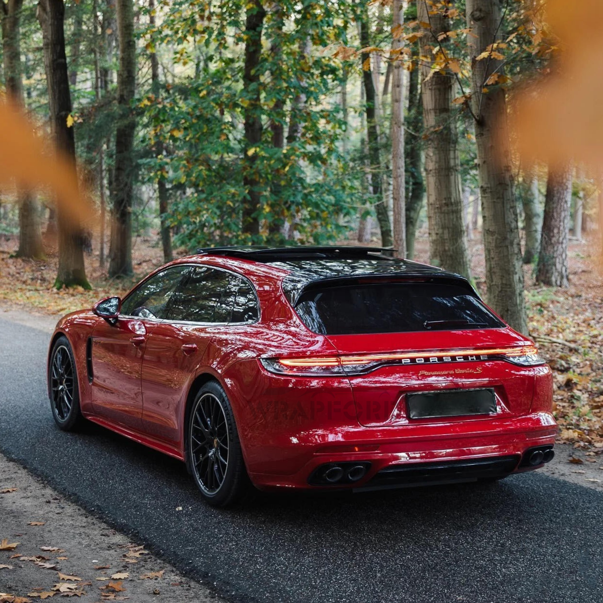 Hochglänzende Autofolie aus Vinyl in Apfelrot